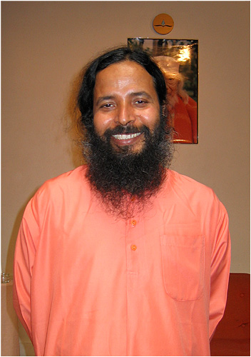 Paramahamsa Prajnanananda souriant au programme de Kriya Yoga de Paris en juin 2005