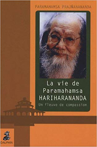 Couverture livre Un Fleuve de Compassion par Paramahamsa Prajnanananda aux editions du Dauphin