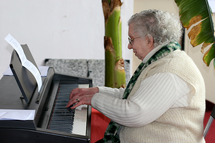 Gabi jouant du piano lors du Centenaire de Paramahamsa Hariharananda en mars 2007