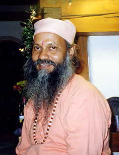 Swami Brahmananda Giri souriant