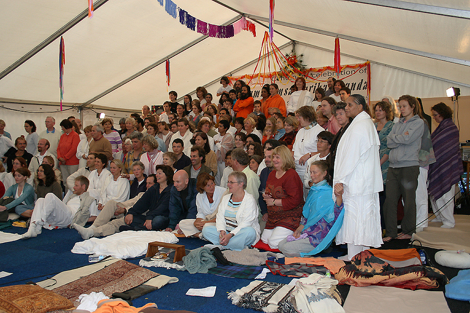 photo de groupe au programme de Kriya Yoga du Centenaire de Paramahamsa Hariharananda à Sterksel en août 2006
